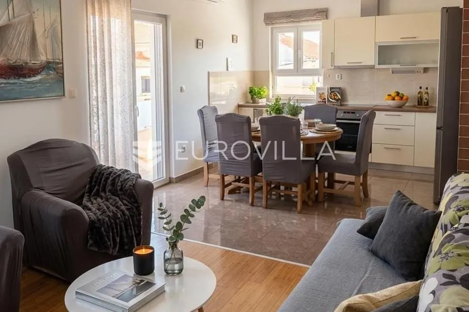 kaštel novi, komforan dvosoban stan na prvom katu - slika 2