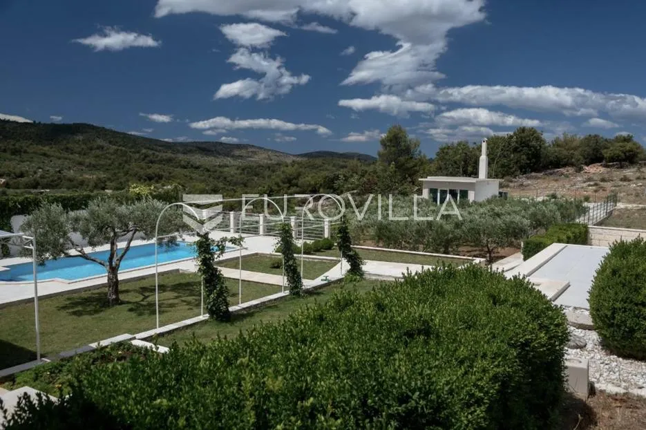 brač, donji humac, tri šarmantna objekta s bazenom na zemljištu od 1780 m² - slika 2