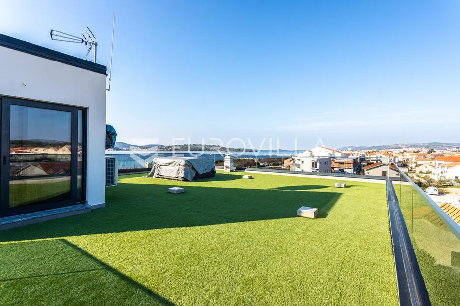vodice, srima prekrasan penthouse, 50 metara od mora - slika 17