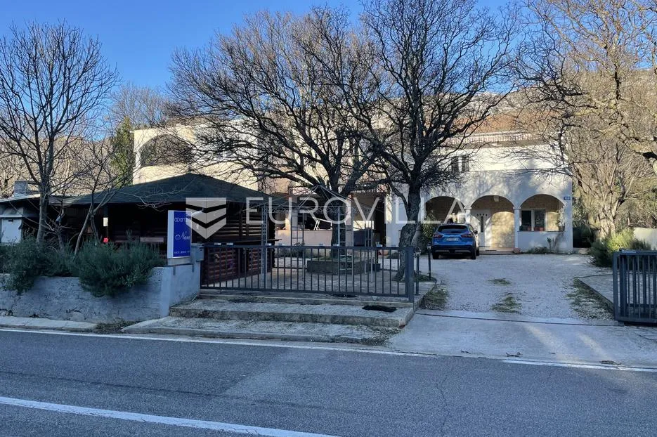 starigrad, tribanj, prostrana kuća s pogledom na more i šest apartmana - slika 2
