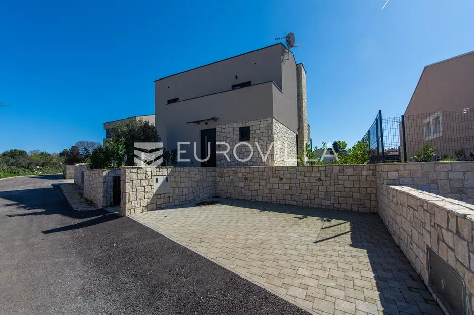 istra, krnica, moderna vila s bazenom i velikom okućnicom - slika 38
