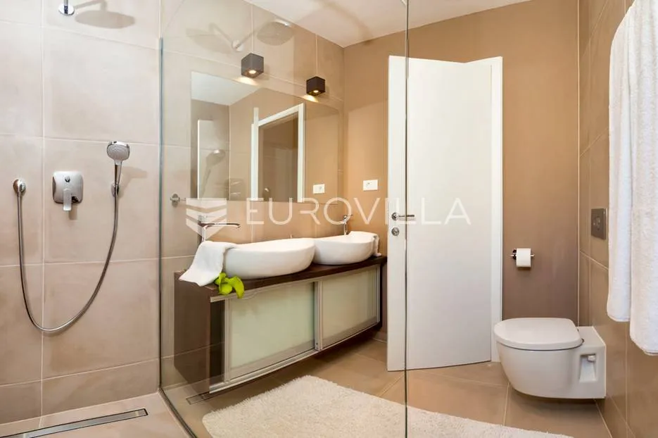 trogir, prekrasna luksuzna vila nadomak mora - slika 15