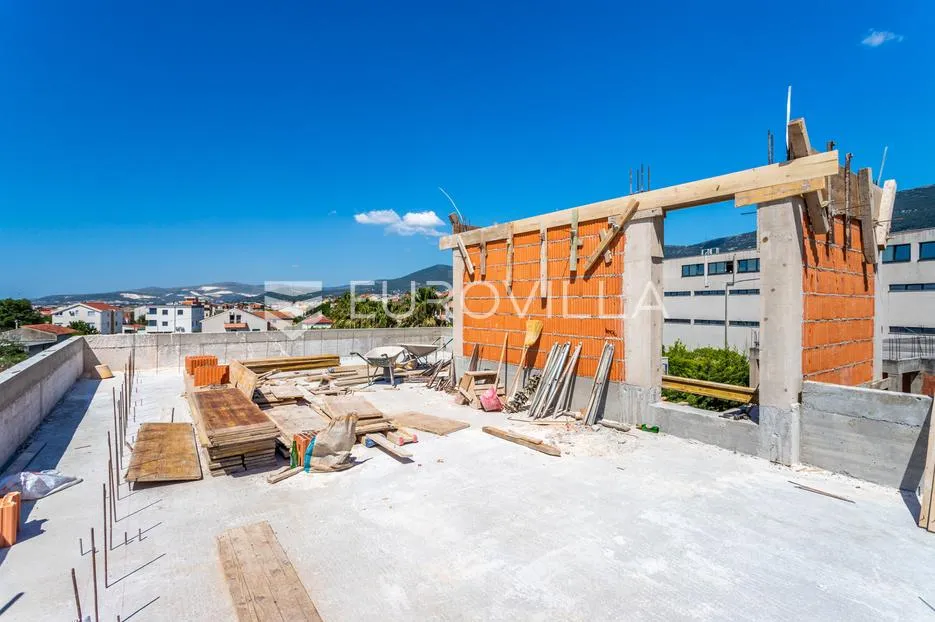 kaštel lukšić, trosoban penthouse s krovnom terasom i dva parkirna mjesta - slika 47