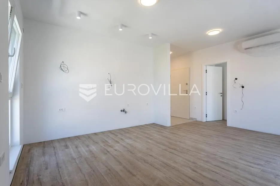 vodice, trosoban stan s krovnom terasom - slika 8