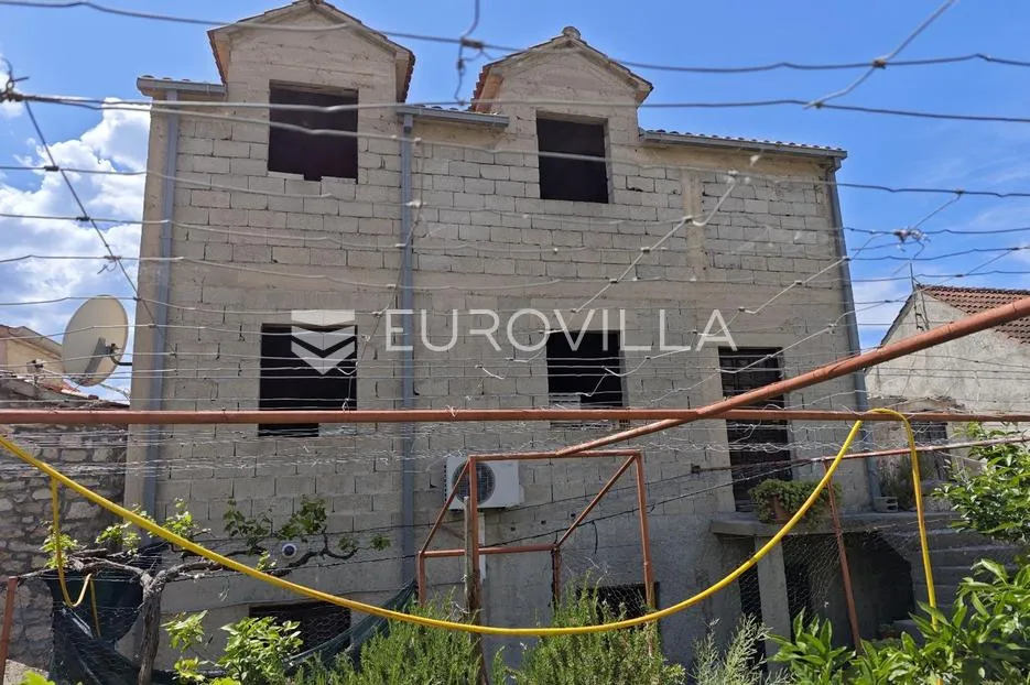 brač, milna samostojeća kuća u centru mjesta, u roh bau fazi - slika 4