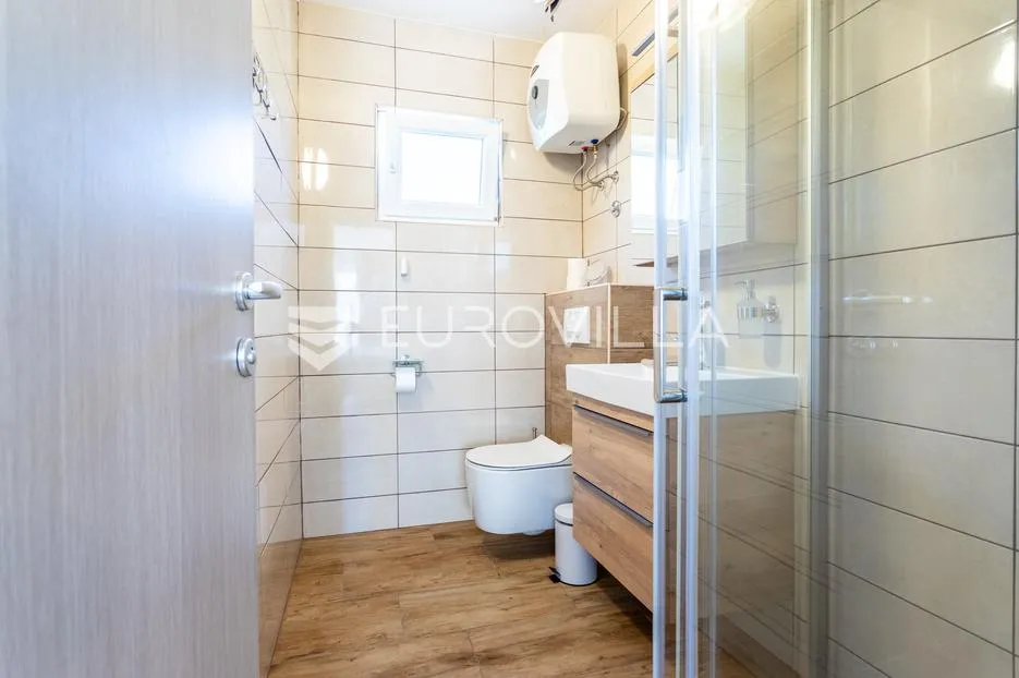 vinišće, samostojeća apartmanska kuća ukupne površine 259 m2 - slika 11