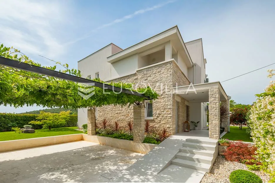 rovinj, rovinjsko selo, prekrasna villa s wellnessom i bazenom, 224 m² - slika 18