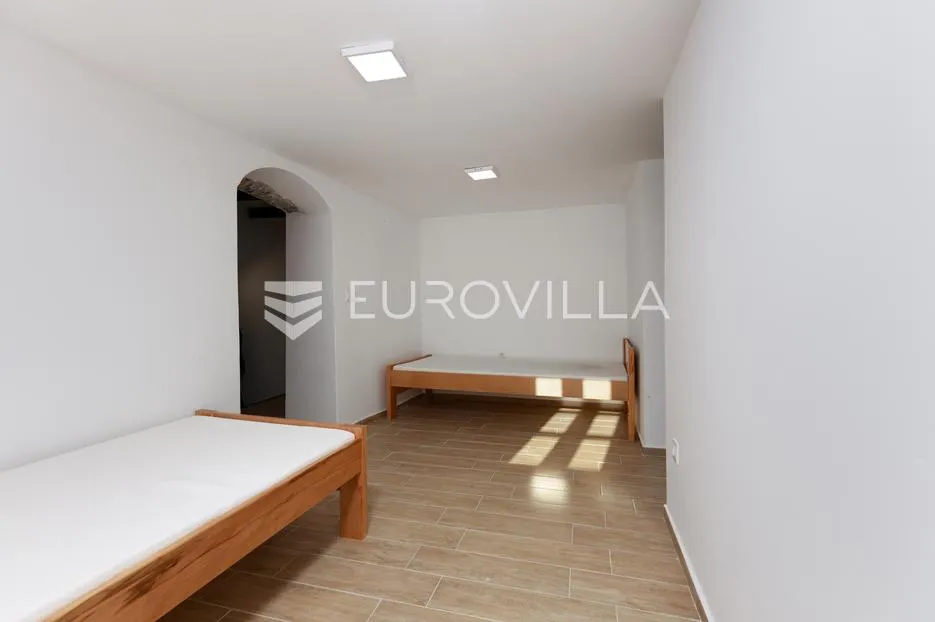 krk, milohnići, dvojna kamena kuća sa dvoetažnim trosobnim stanom 80 m² - slika 7