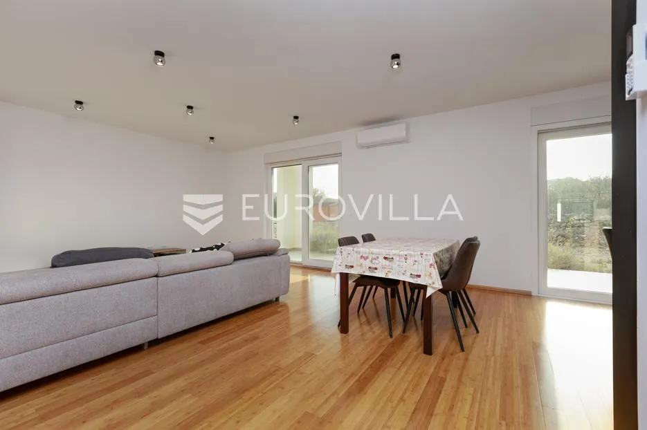 vrbnik, novogradnja od 152 m² s dvorištem - slika 6