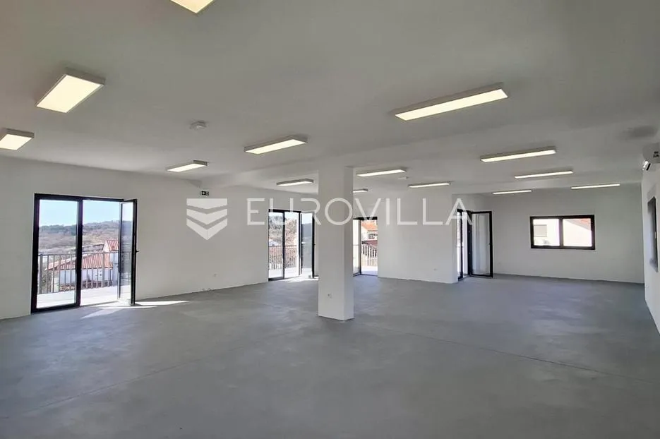 Čavle, Mavrinci, poslovni prostor površine 200 m² u novogradnji