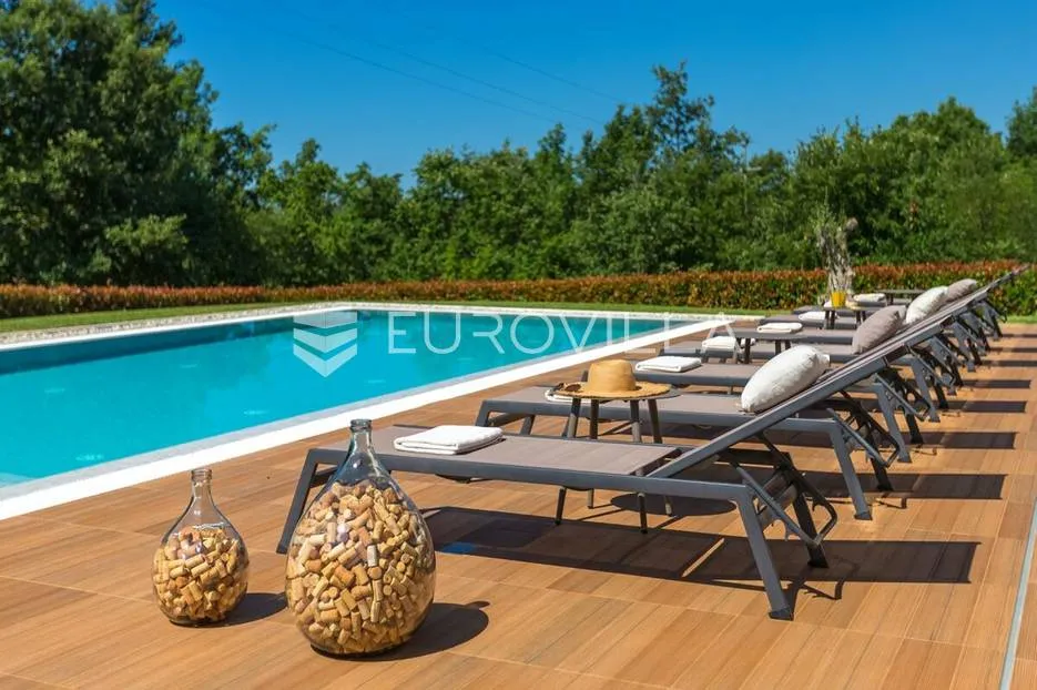 višnjan, prekrasno raspoređena vila okružena zelenilom, nkp 242 m2, na velikoj uređenoj okućnici - slika 30