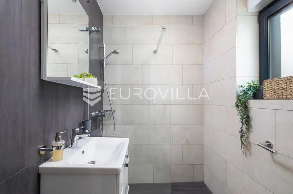 pag prekrasna villa sa pogledom na more 350 m² na 200 metara od mora - slika 31