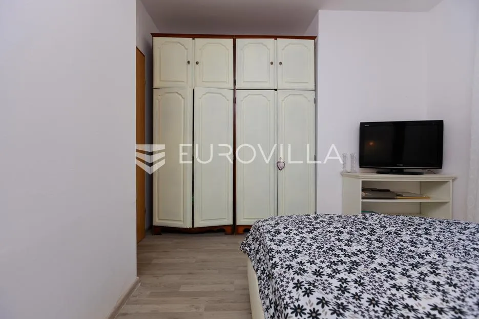 krk, malinska, trosoban stan 72 m² s privatnom okućnicom od 96 m² i parkingom - slika 14