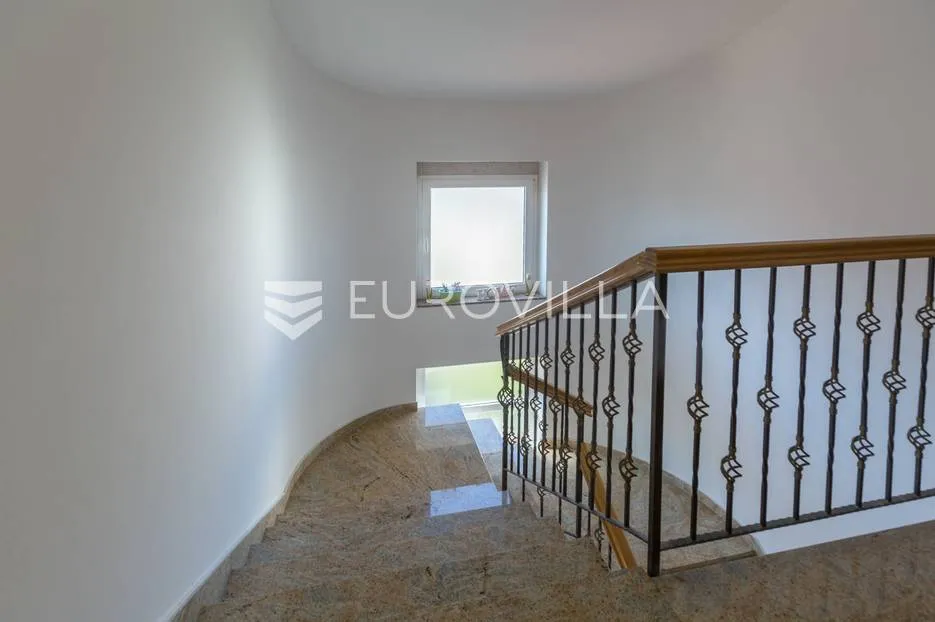 istra, rovinj, apartmanska kuća, 13 stanova, uhodani biznis, odlična prilika - slika 13
