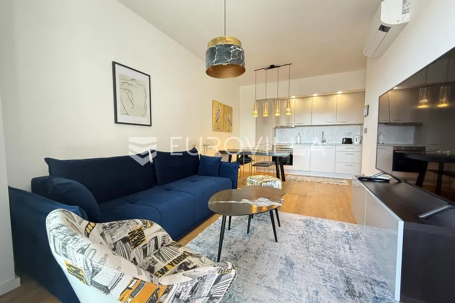 Pula, Centar, dugoročni najam trosobnog modernog stana parking,66.58 m² lift, namješteno, top lokacija