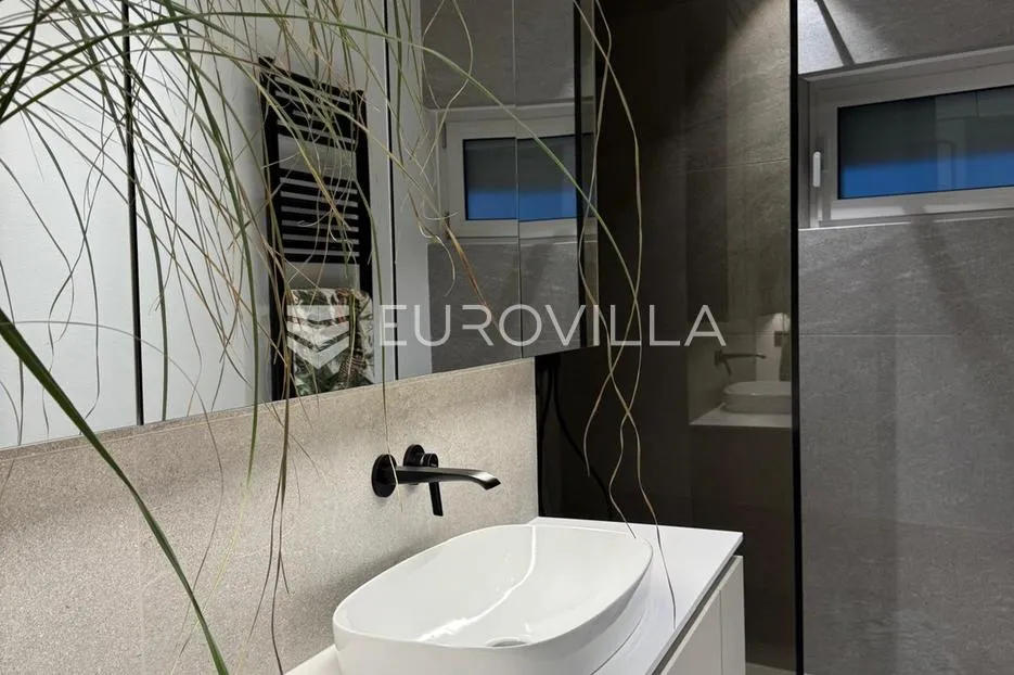 krk, luksuzan stan s bazenom, 113 m² novogradnja - slika 32