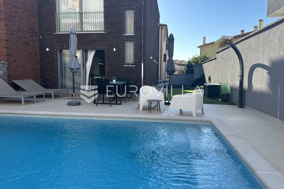 Ližnjan, moderna kuća zadnja u nizu 175 m² s uređenim vrtom, bazenom i pogledom more
