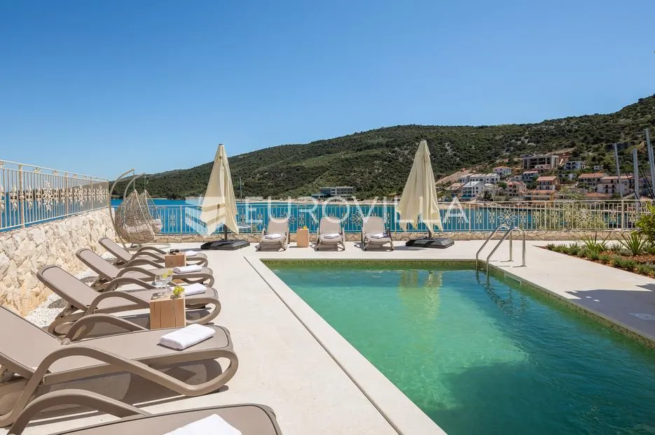 trogir, marina, uređen dvosoban stan u prizemlju bazen i teretana - slika 17