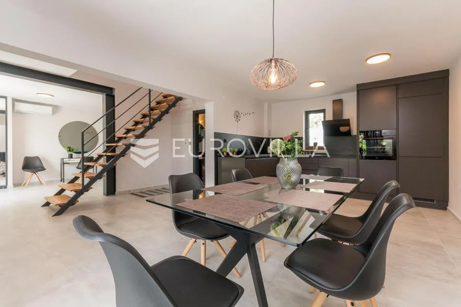 Zadar, Crno, moderna vila na predivnoj privatnoj lokaciji - Crno, Zadar