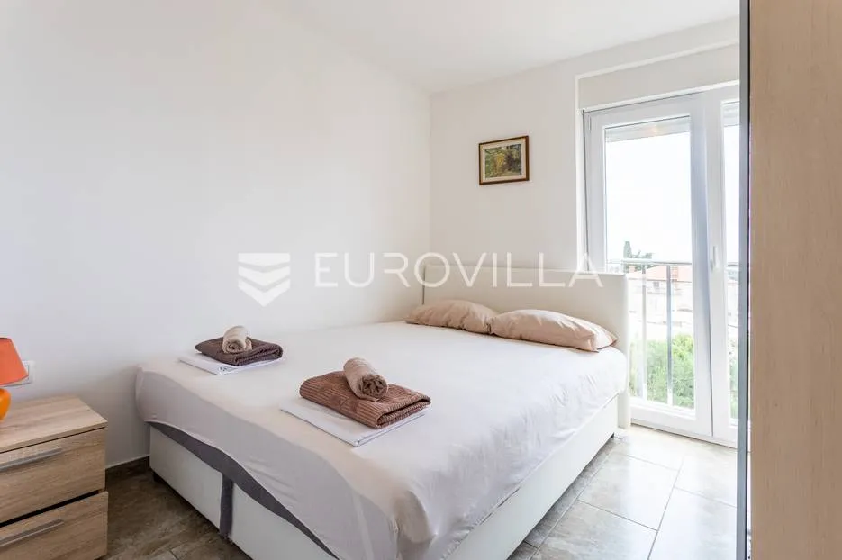 novalja, novouređena kuća s tri apartmana u centru grada - slika 10