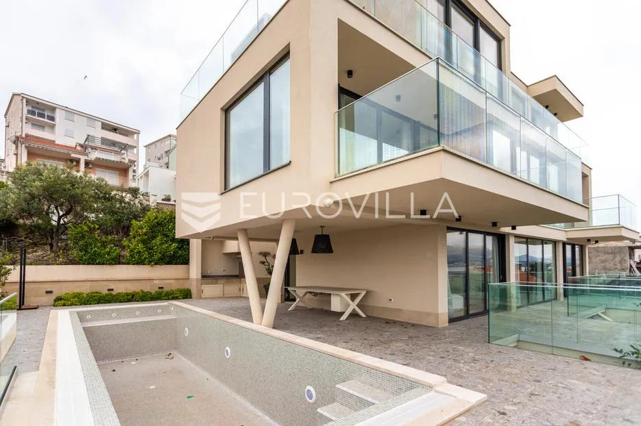okrug gornji, moderno uređena vila blizu plaže - slika 36