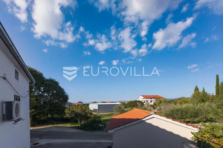 krk, malinska, šarmantna kuća u nizu od 100 m² s dodatnim studiom apartmanom - slika 12
