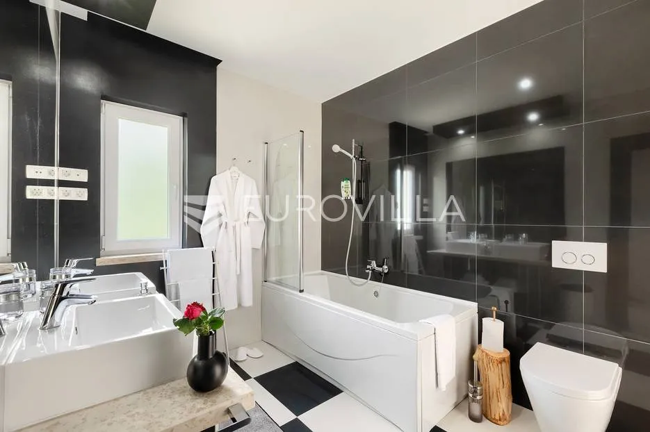 rovinj, rovinjsko selo, prekrasna villa s wellnessom i bazenom, 224 m² - slika 79