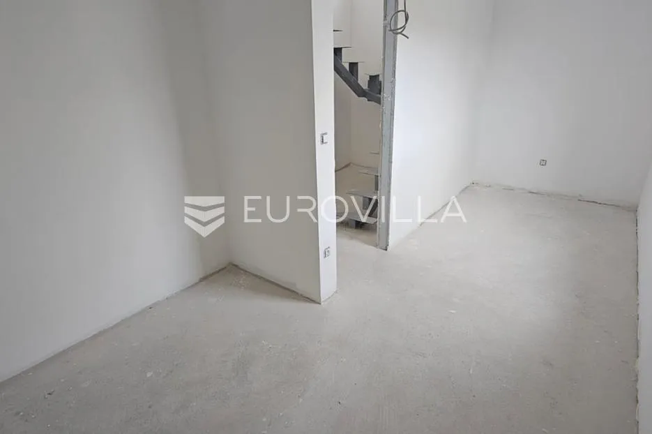 kaštela, penthous 143 m² trosoban stan s teresaom i garažom - slika 8