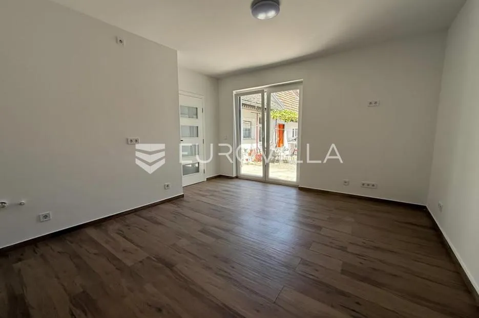 Osijek, Donji grad, trosoban dvorišni stan s parkingom, novogradnja, 53 m²