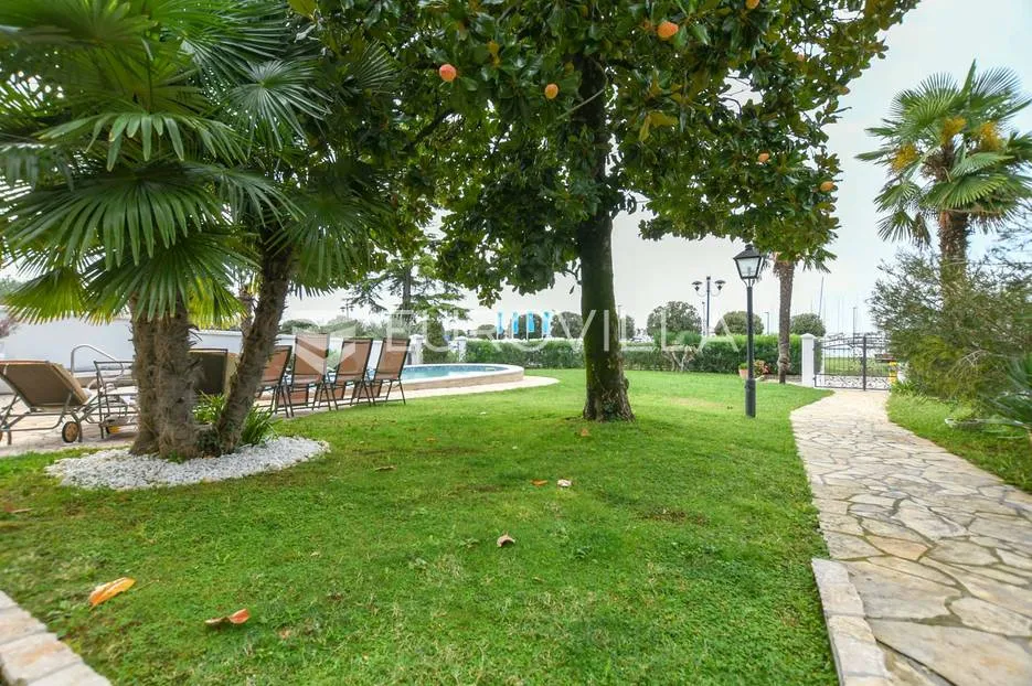 istra, umag, prekrasna kuća s bazenom prvi red do mora 430 m² - slika 5