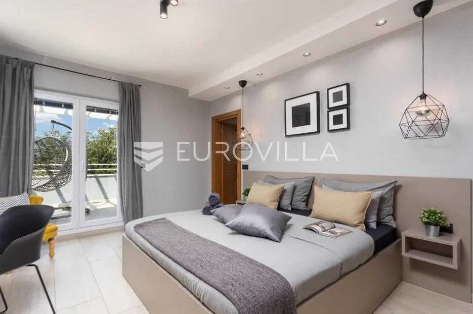 istra, svetvinčenat, moderna i elegantna vila 230 m², na uređenoj okućnici - slika 9