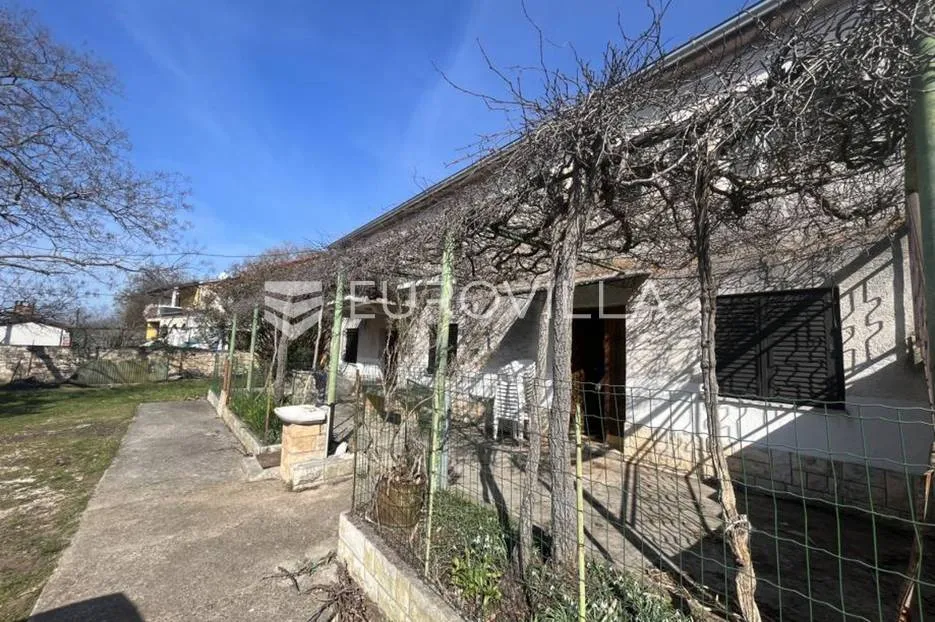 kaštel, plovanija velika stara samostojeća kuća - stancija - slika 8