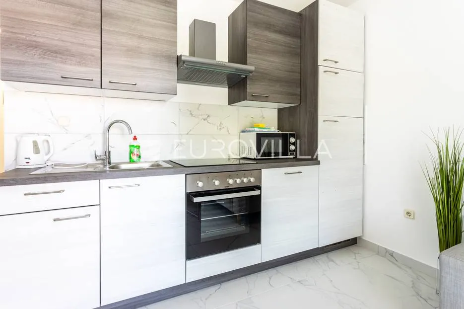 čiovo, okrug donji, apartmanska vila s bazenom - slika 16
