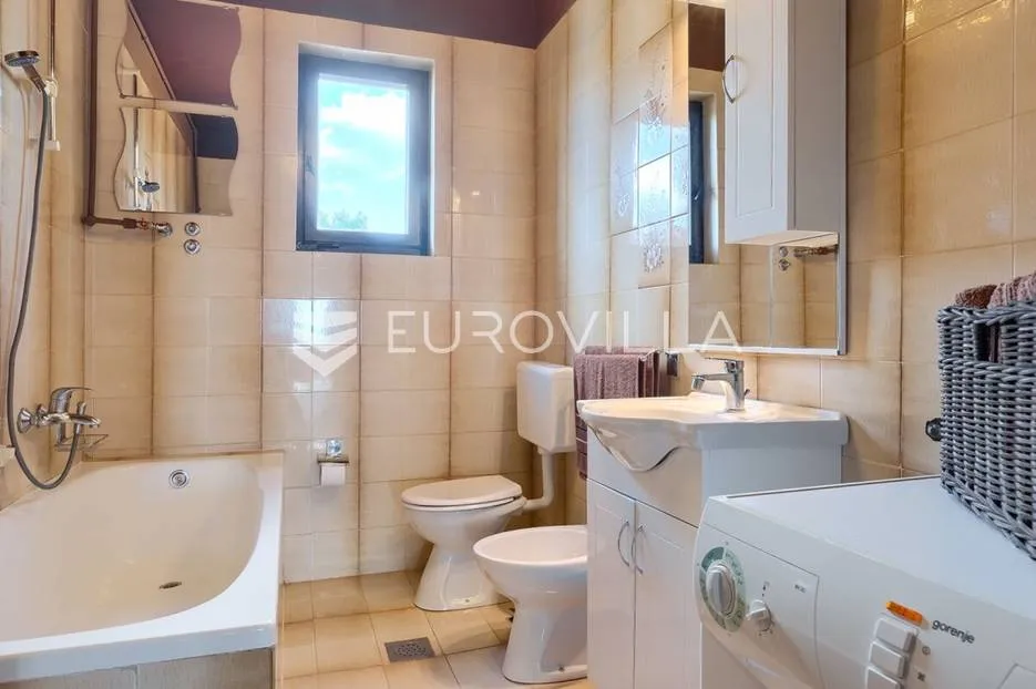 barban okolica, luksuzna vila 250 m² s sređenim vrtom, bazenom, hidromasažnom kadom i saunom - slika 25