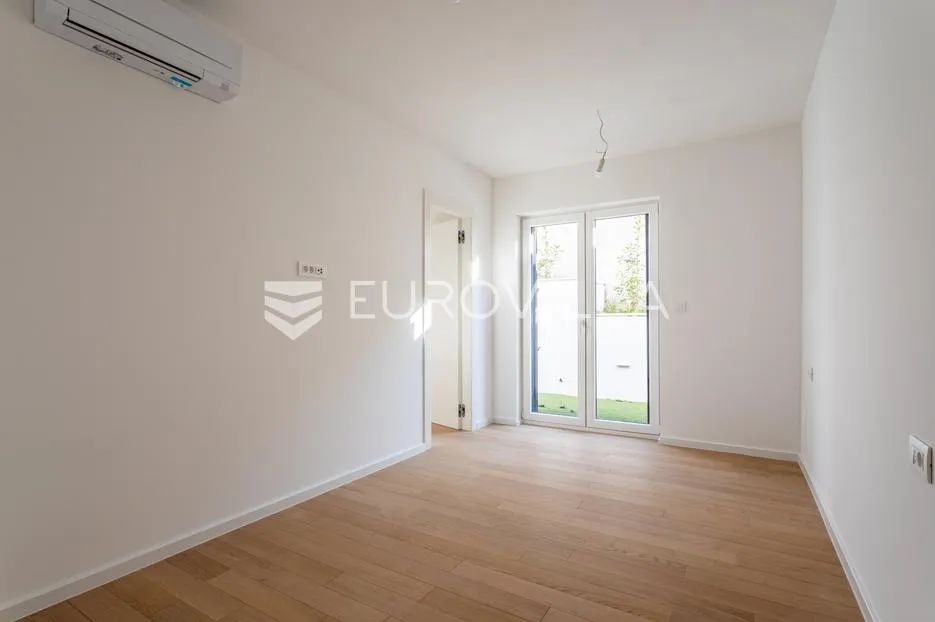 vodice, novogradnja, prostran apartman s dvorištem u centru mjesta, 148,24 m² - slika 8