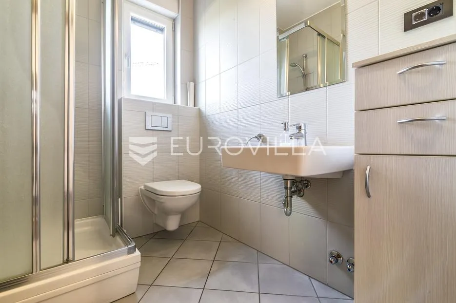 zagreb, šestine, prekrasna kuća s velikim vrtom i bazenom 300 m2 - slika 7