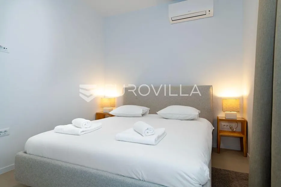 šibenik, brodarica, prekrasna vila s bazenom, prvi red do mora - slika 14
