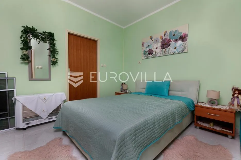 rijeka, zamet, dva uređena stana površine 95 m² s vrtom - slika 18