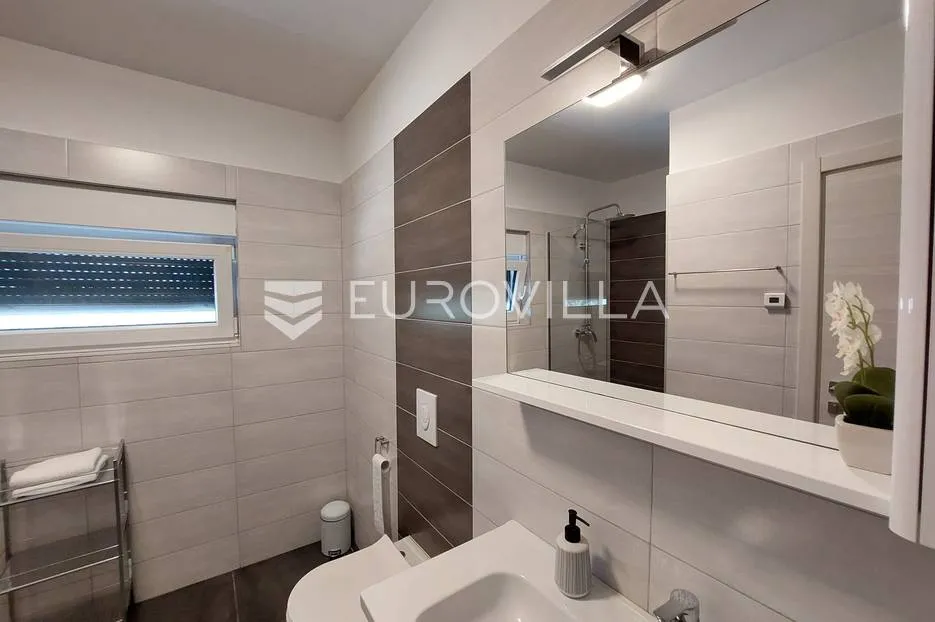 šišan, moderna villa s bazenom na mirnoj lokaciji - slika 39