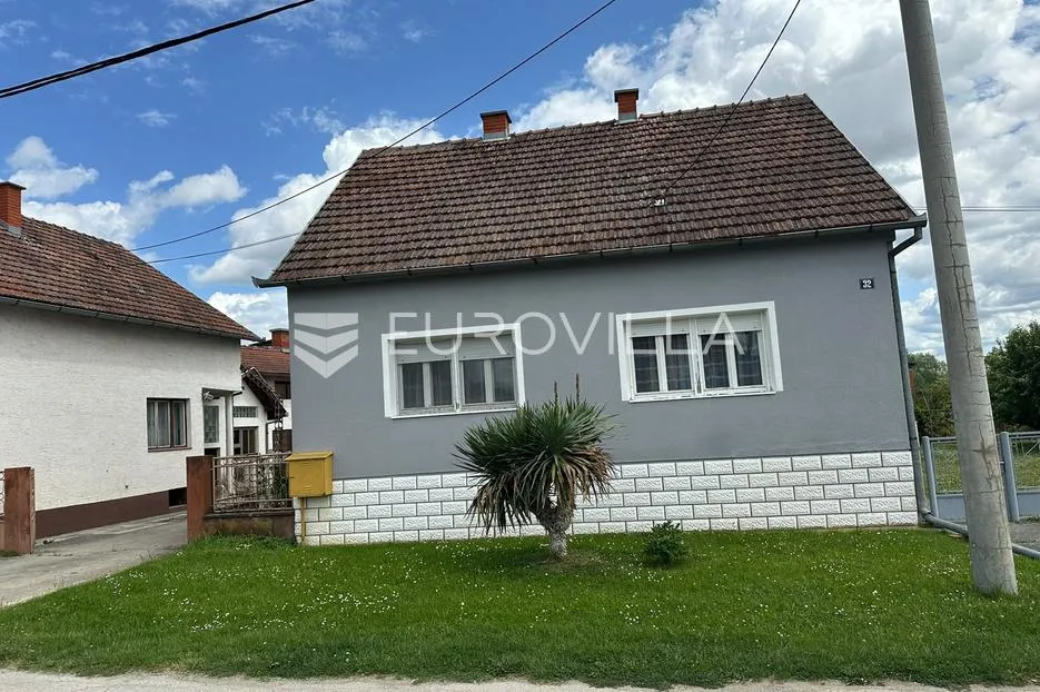 Novi Mihaljevci, obiteljska kuća sa pomoćnom zgradom i prekrasnim dvorištem