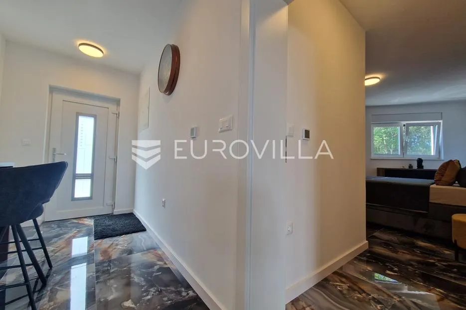 vir, moderan apartman s dvije spavaće sobe, terasom, vrtom i 2 parkirna mjesta, centar - slika 12
