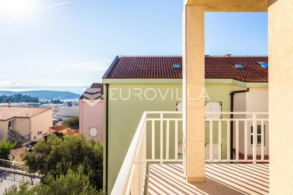 makarska, opremljen dvoetažni stan sa šest soba i privatnom garažom - slika 7