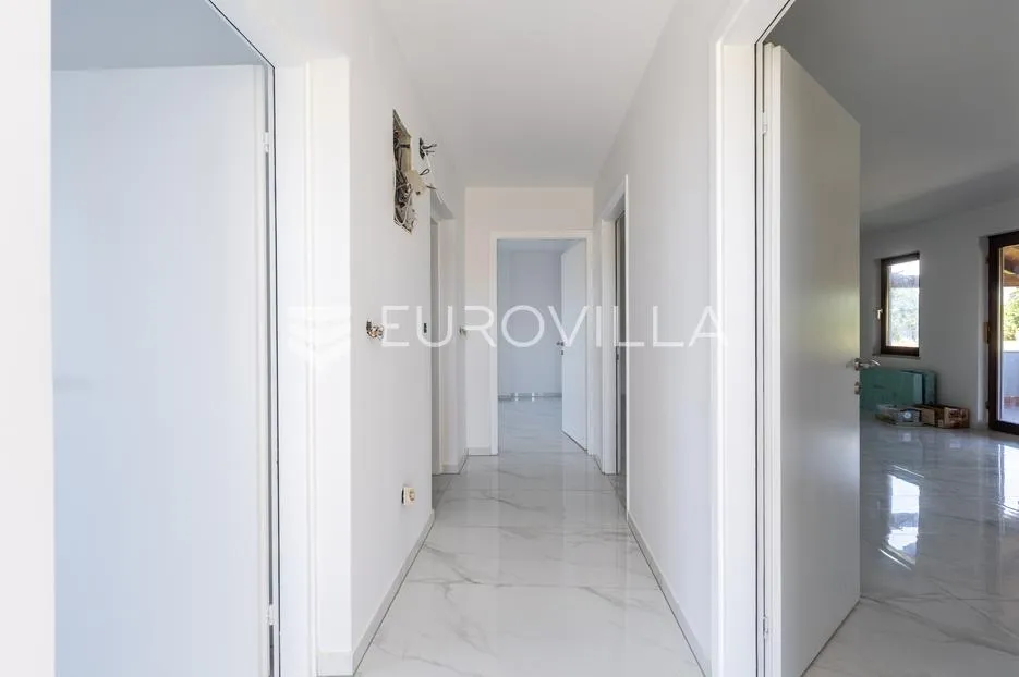 istra, poreč okolica, moderan stan na prvom katu s velikim vrtom i prostranom terasom - slika 5