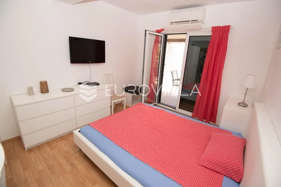 tisno, ekskluzivna apartmanska kuća prvi red do mora s panoramskim pogledom i brodicom - slika 27