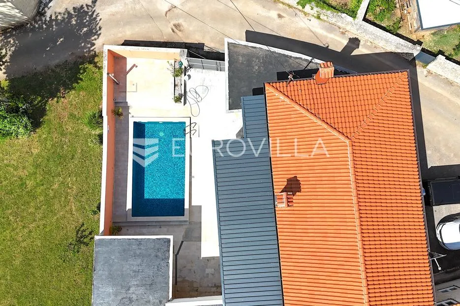 istra, tinjan okolica, impresivno imanje od 600 m² s bazenom, konobom i velikim potencijalom - slika 5