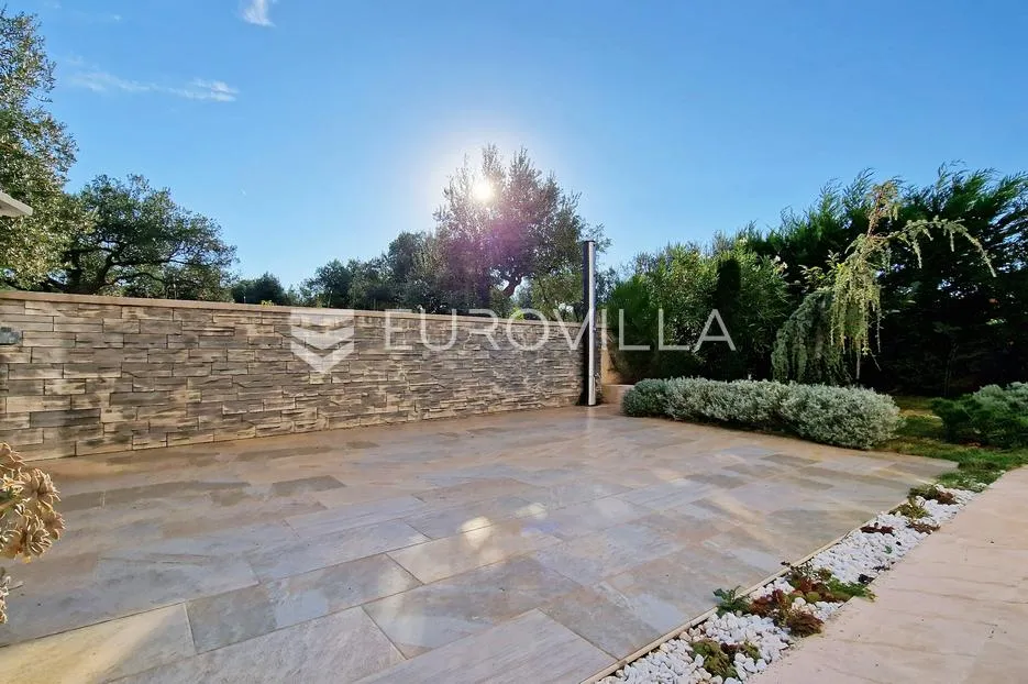 peroj, fažana, komforan stan 130 m² s vrtom 227 m² i prostranim suterenom - slika 31