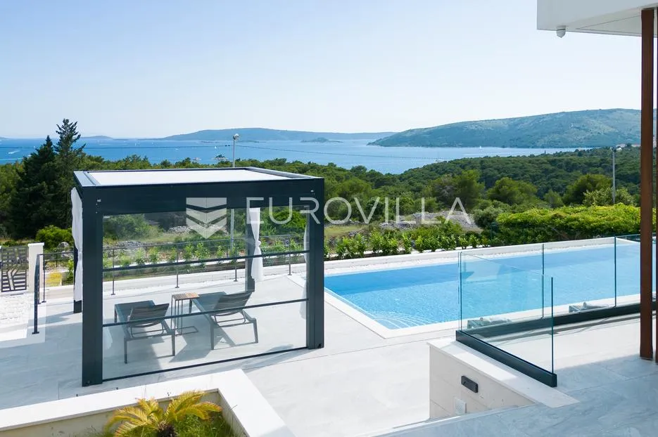 trogir, seget, luksuzna vila s bazenom i predivnim pogledom na šumu, more i otoke - slika 36