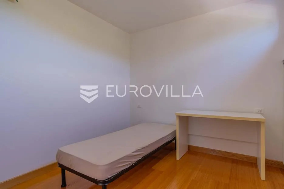 istra, poreč, unikatna dizajnerska vila s dodatnim apartmanom, wellnessom i grijanim bazenom - slika 37