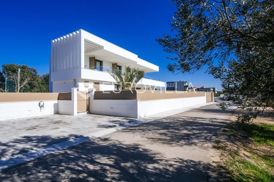 zadar, luksuzna vila s bazenom, savršen spoj elegancije i komfora - slika 22