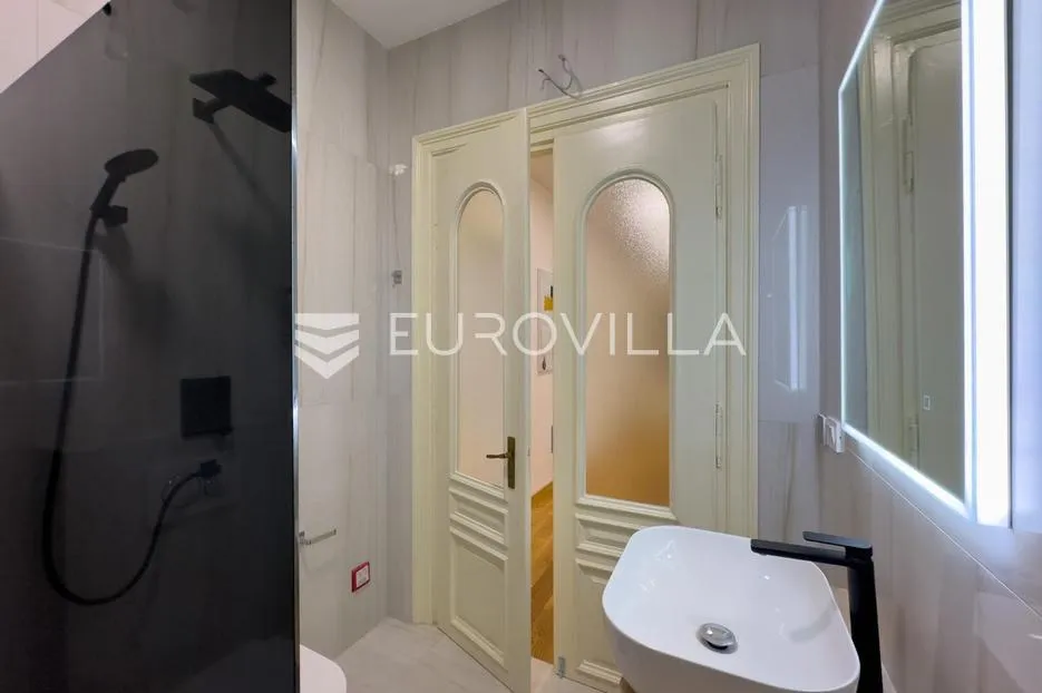 istra, pula, u centru grada moderno opremljen trosobni stan 85 m² - slika 7
